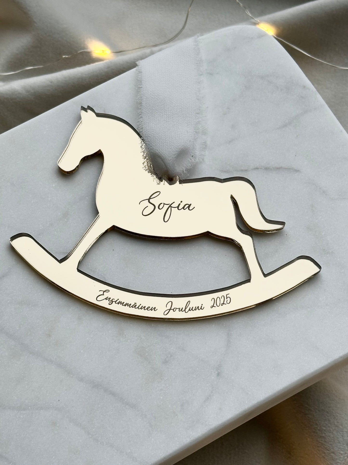 Ensimmäinen Jouluni - keinuhevonen