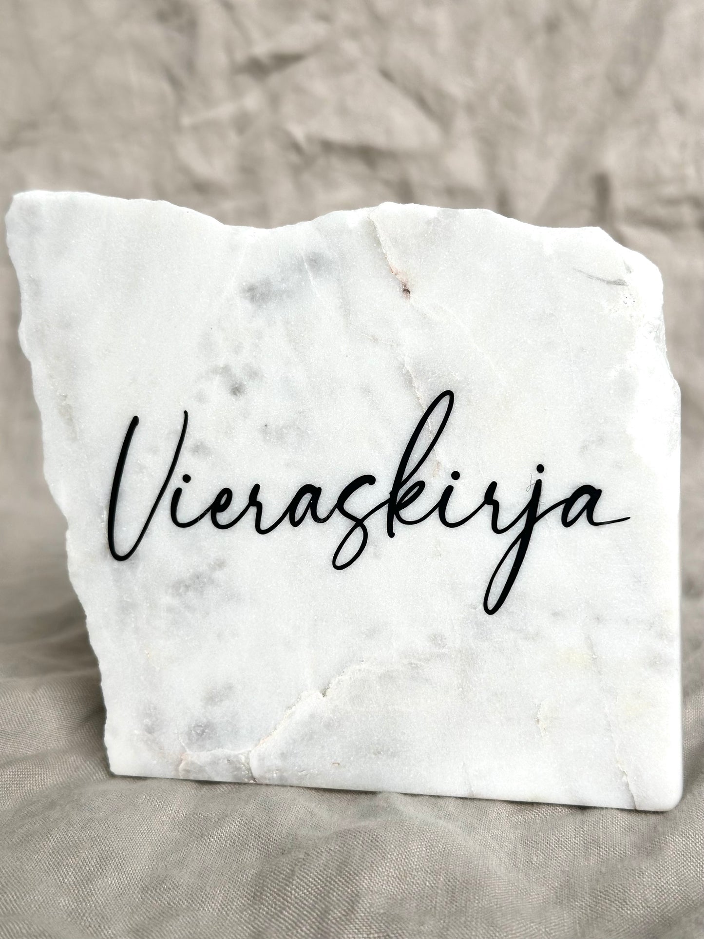 Vieraskirja-marmorikyltti