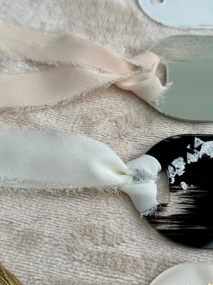 Akryylinen kirjanmerkki koristeella