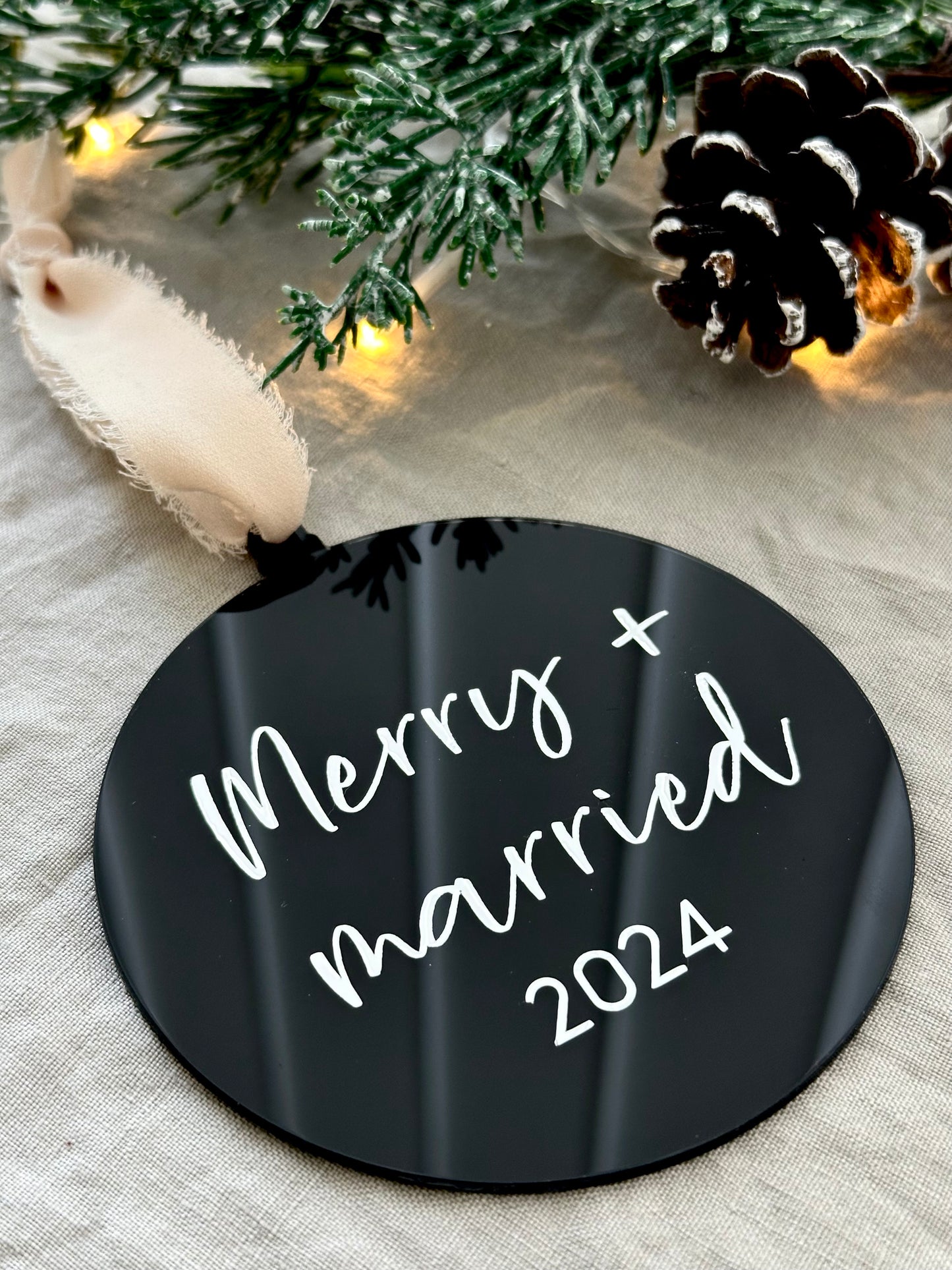 Joulukuusenkoriste - Merry & married