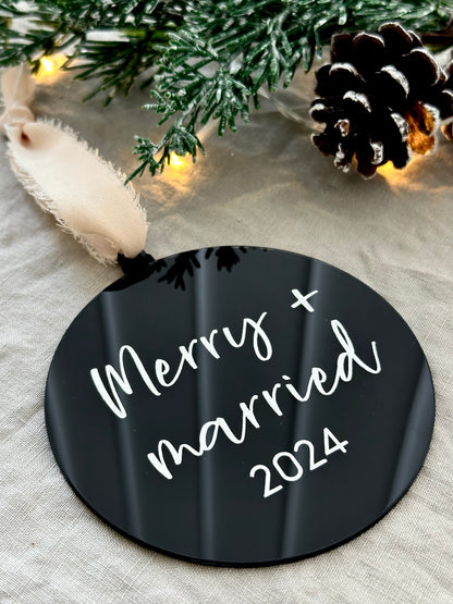 Joulukuusenkoriste - Merry & married