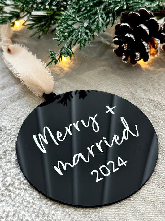 Joulukuusenkoriste - Merry & married