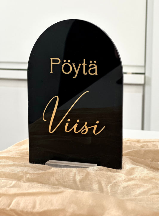 Pöytänumero kaari, maalattu